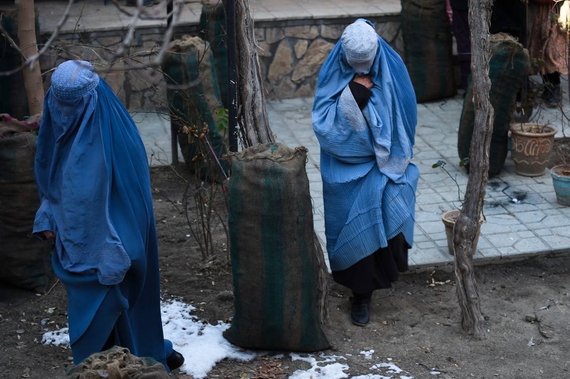 Afghanistan: les femmes reprennent partiellement le travail