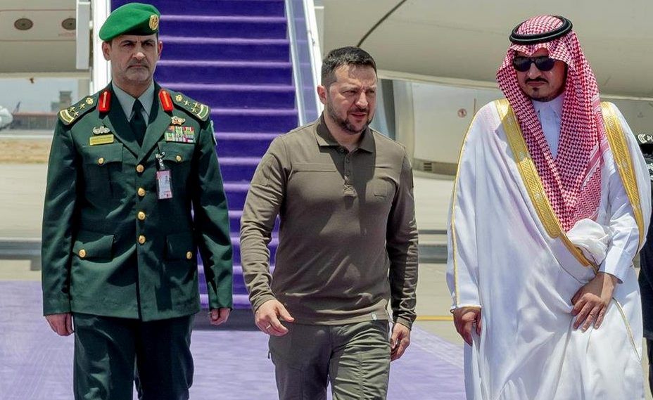 En route pour le G7, Zelensky fait escale à Jeddah