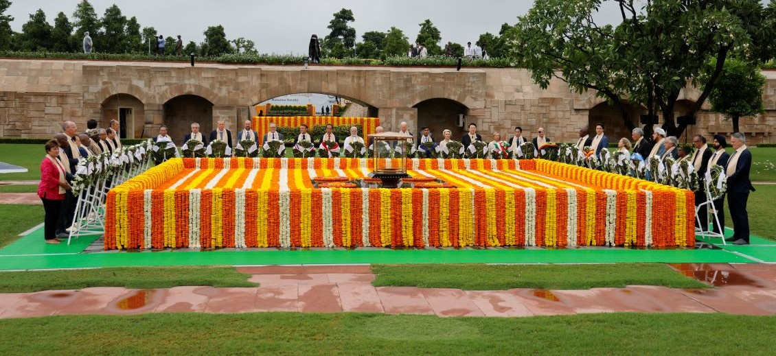 Pieds nus, les leaders du G20 rendent hommage à Gandhi