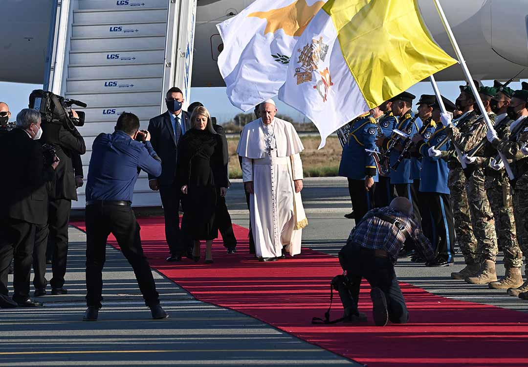 Le pape François arrive à Chypre pour se rendre au chevet «des migrants et des marginalisés»