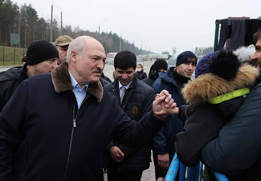 Bélarus: Loukachenko promet aux migrants qu'il ne les retiendra pas