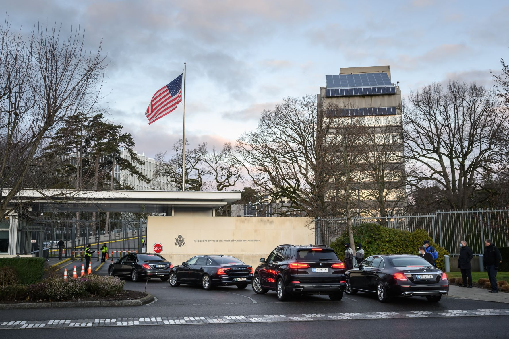 Américains et Russes à l'aise à Genève, \