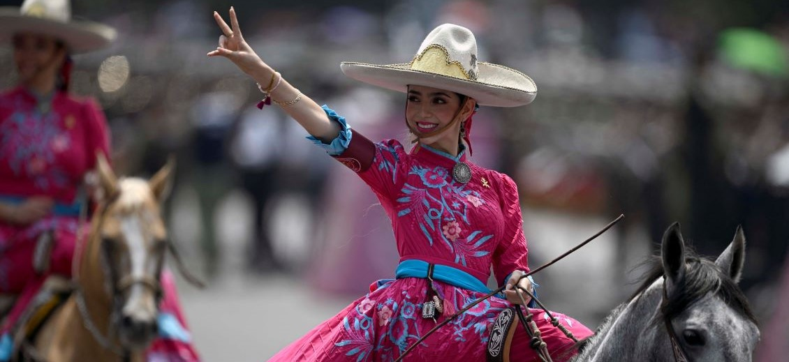 Mexique: un défilé militaire haut en couleur