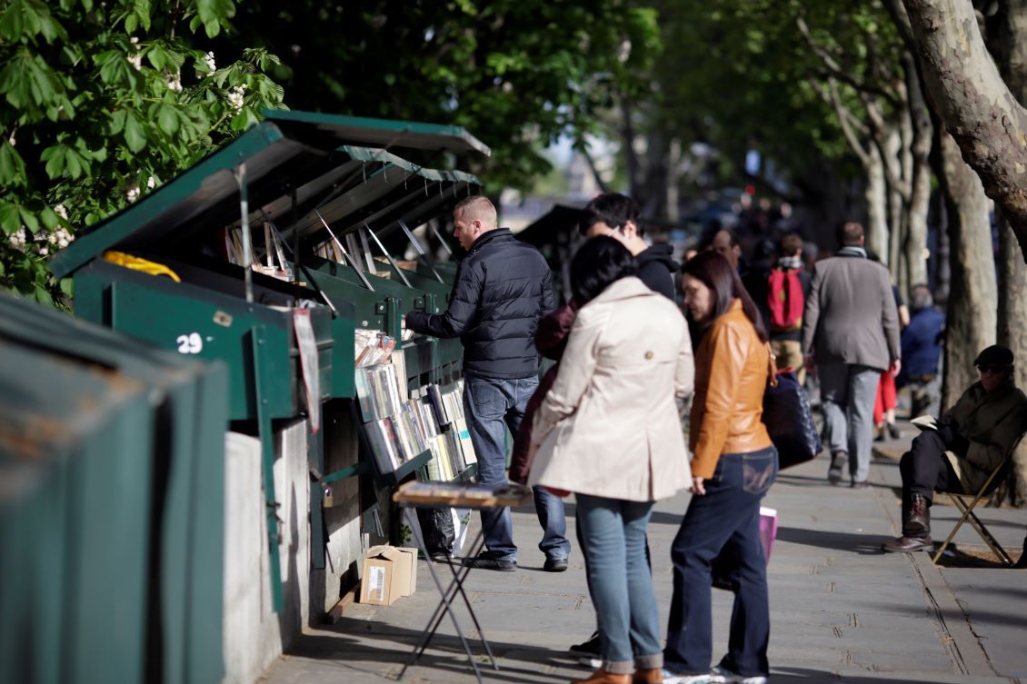 JO 2024 : les bouquinistes délogés en plein désarroi