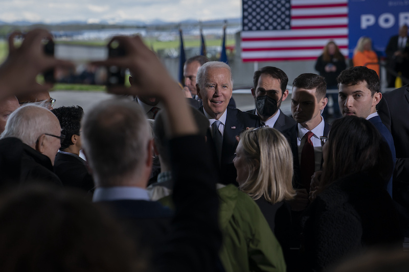 Biden entame une course laborieuse pour gagner les midterms