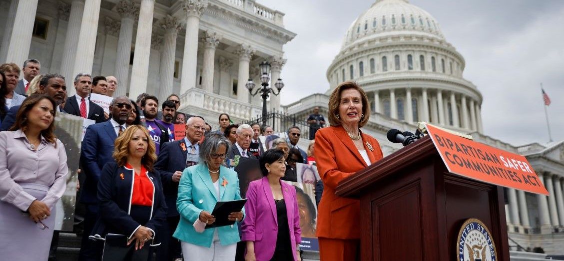 Nancy Pelosi échappe à une attaque à son domicile