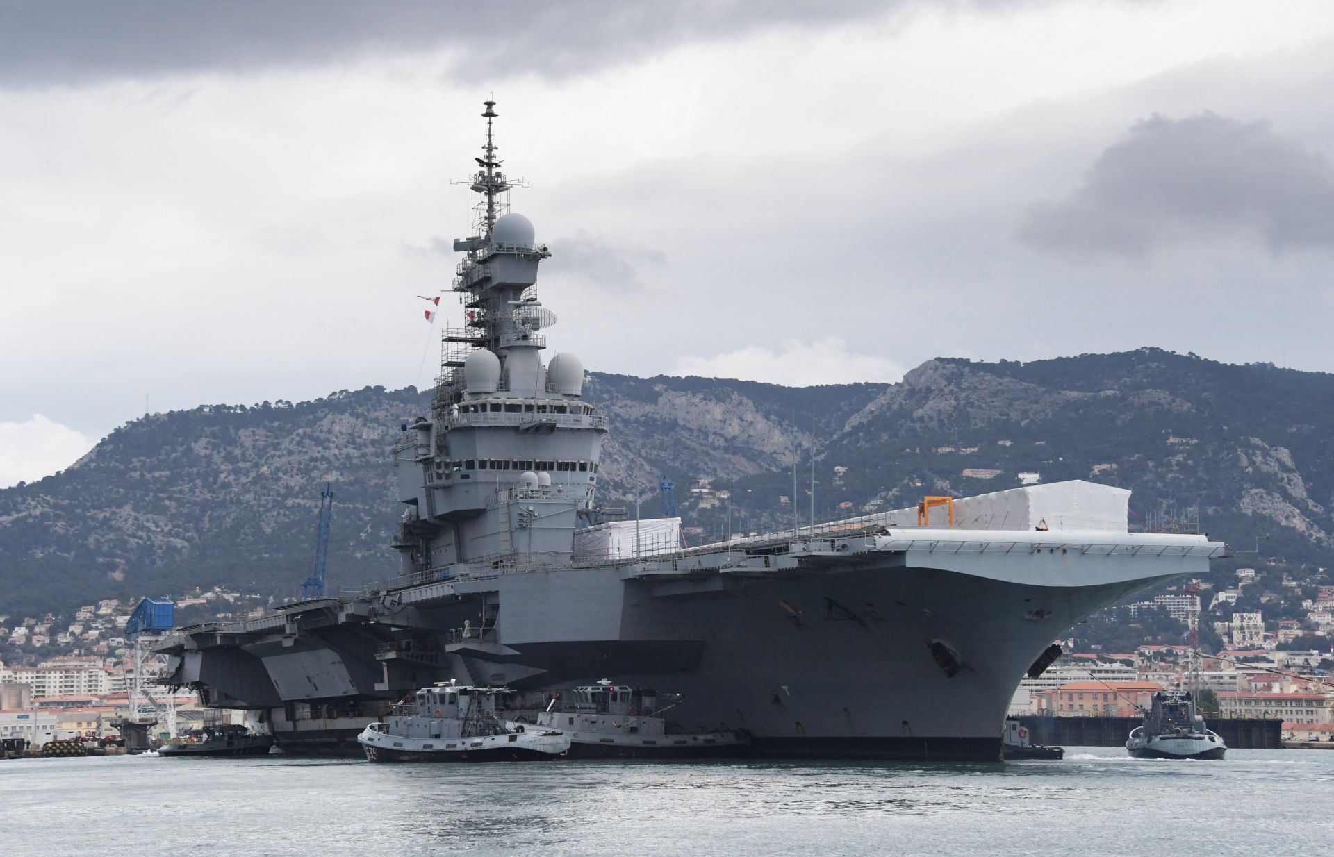 Ravitailler le porte-avions Charles-de-Gaulle et son escorte, un défi logistique