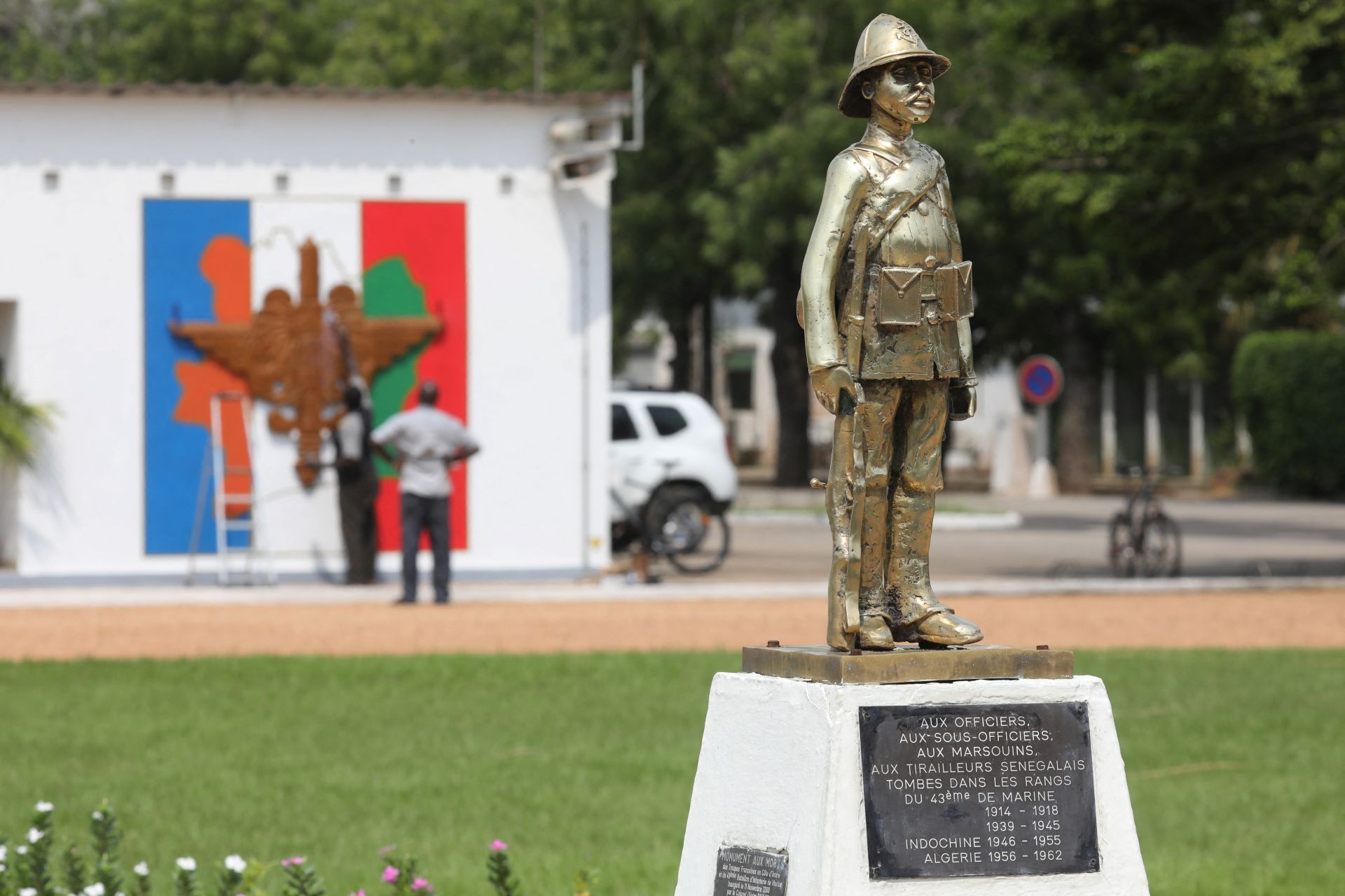 Réorganisation de la présence militaire française en Côte d'Ivoire et au Sénégal