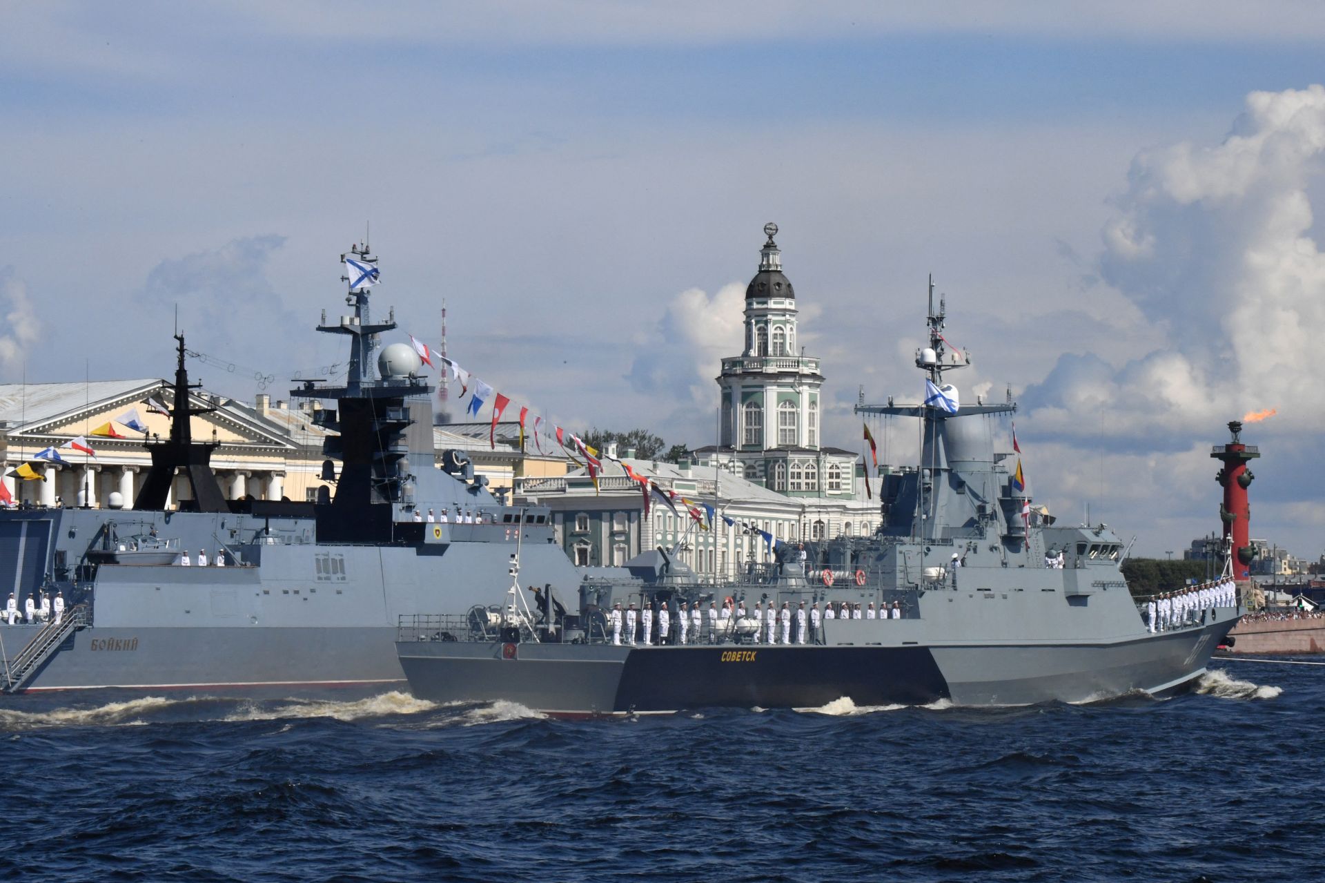 Nuées de drones d'attaque ukrainiens et russes, des navires russes ciblés