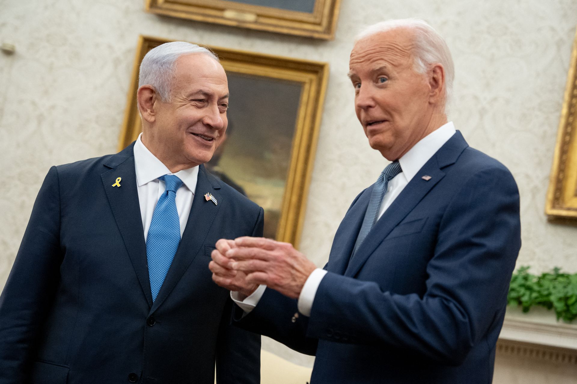 Netanyahou a dit à Biden envisager de frapper des sites militaires iraniens, selon le Washington Post