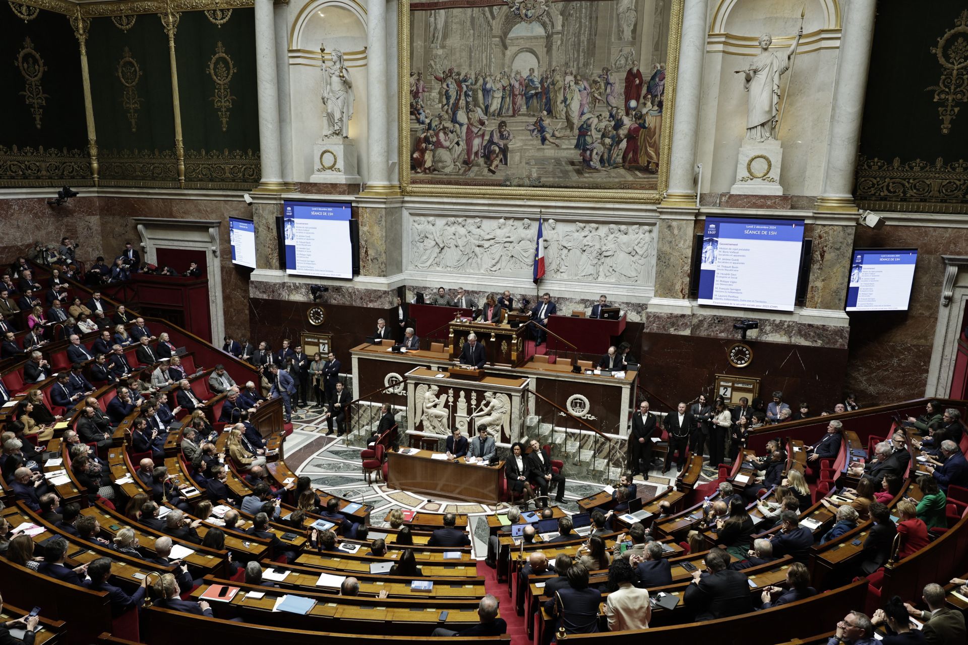 France: le Premier ministre fait passer en force une loi et s'expose à une motion de censure