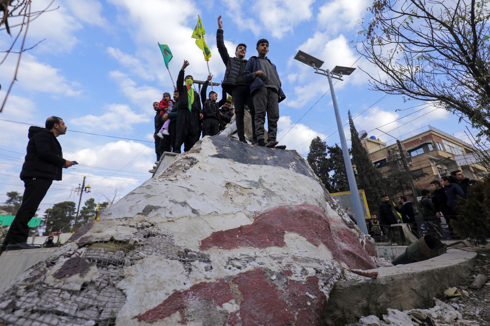 Syrie: l'administration autonome kurde dans l'est adopte le drapeau syrien de l'indépendance