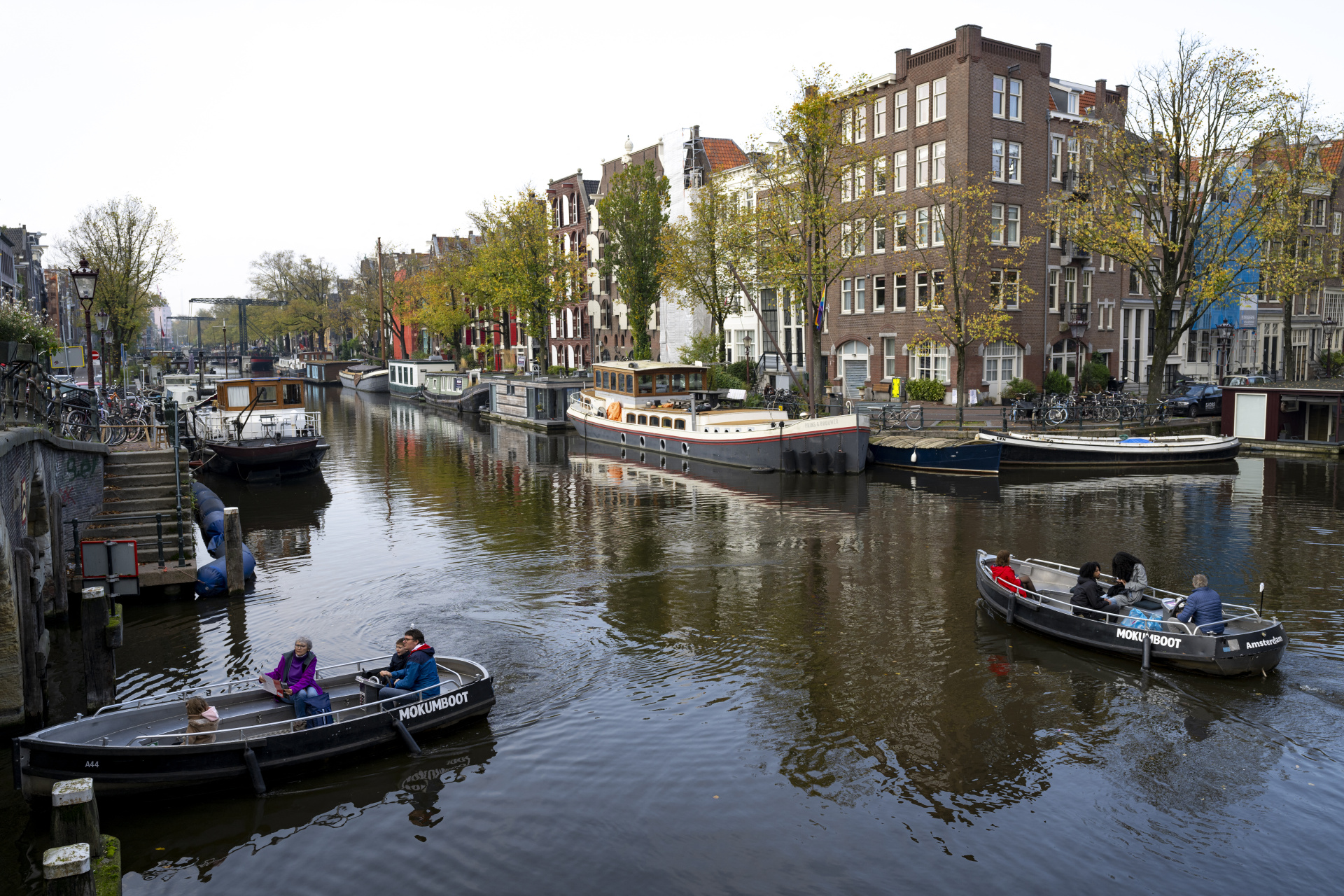 Les panneaux solaires s'invitent dans le paysage typique d'Amsterdam