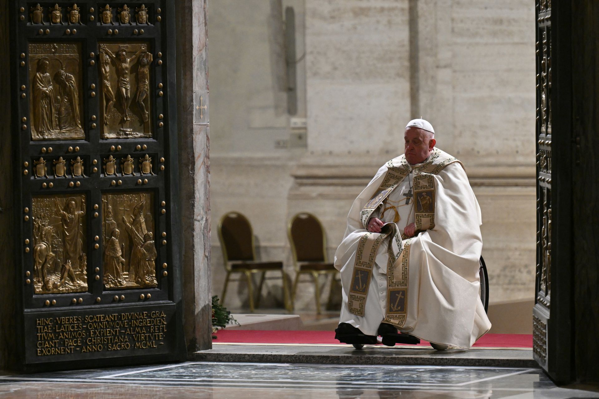 Le pape François reste dans un état critique mais en \