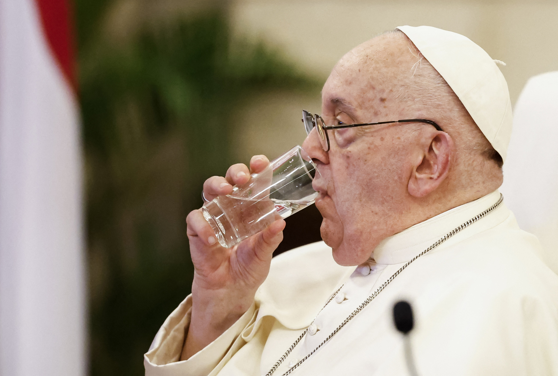 Le pape, hospitalisé pour une pneumonie, respire sans assistance