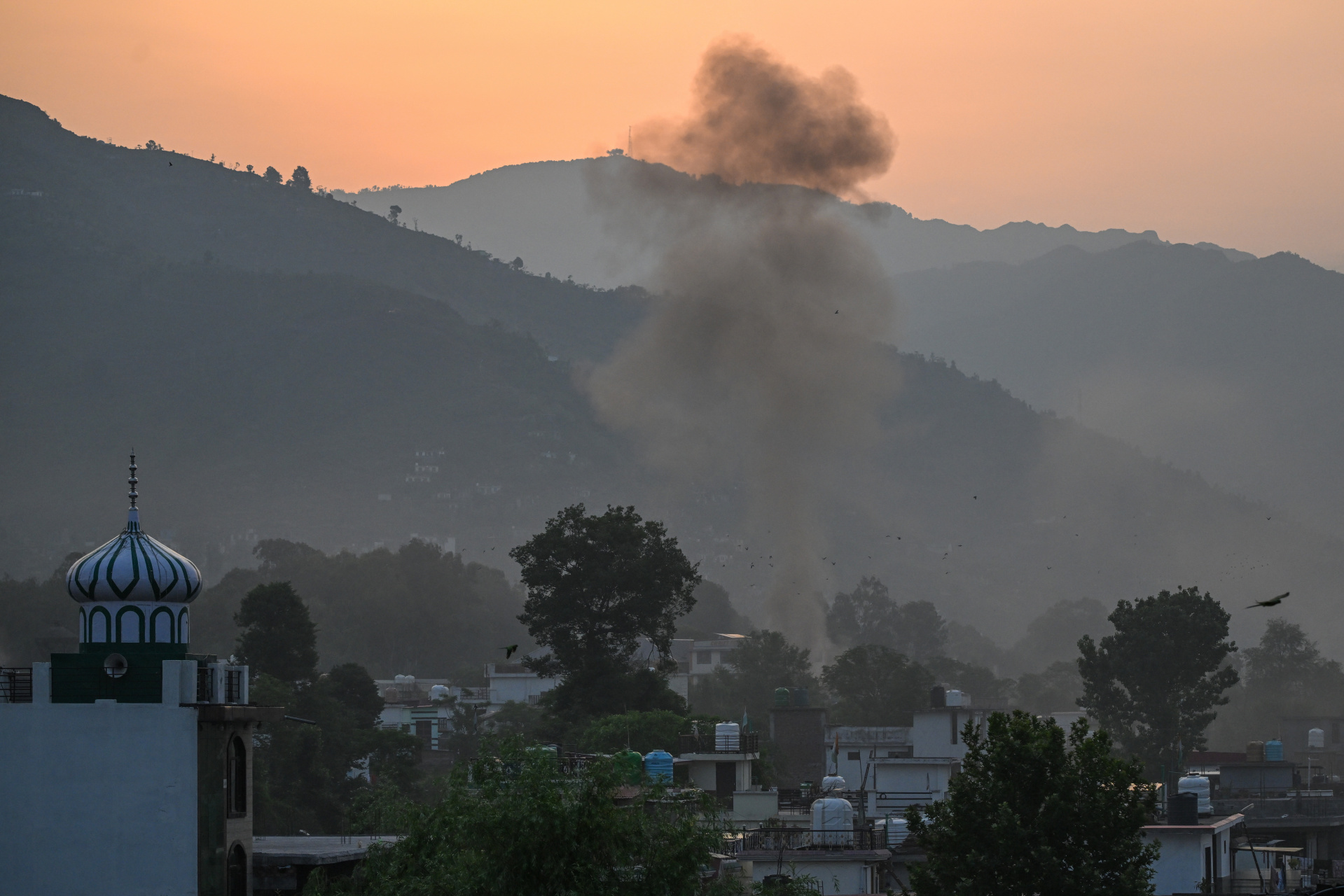 Le cessez-le-feu entre l'Inde et le Pakistan tient bon malgré des violations au début