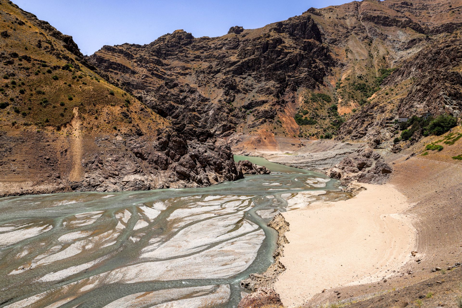 Sécheresse en Iran: le principal barrage en eau de Téhéran pratiquement à sec