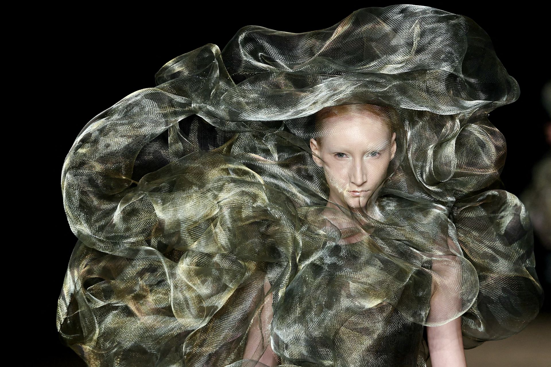 Haute couture à Paris: Schiaparelli et Iris van Herpen dessinent futur, océan, et chaises musicales