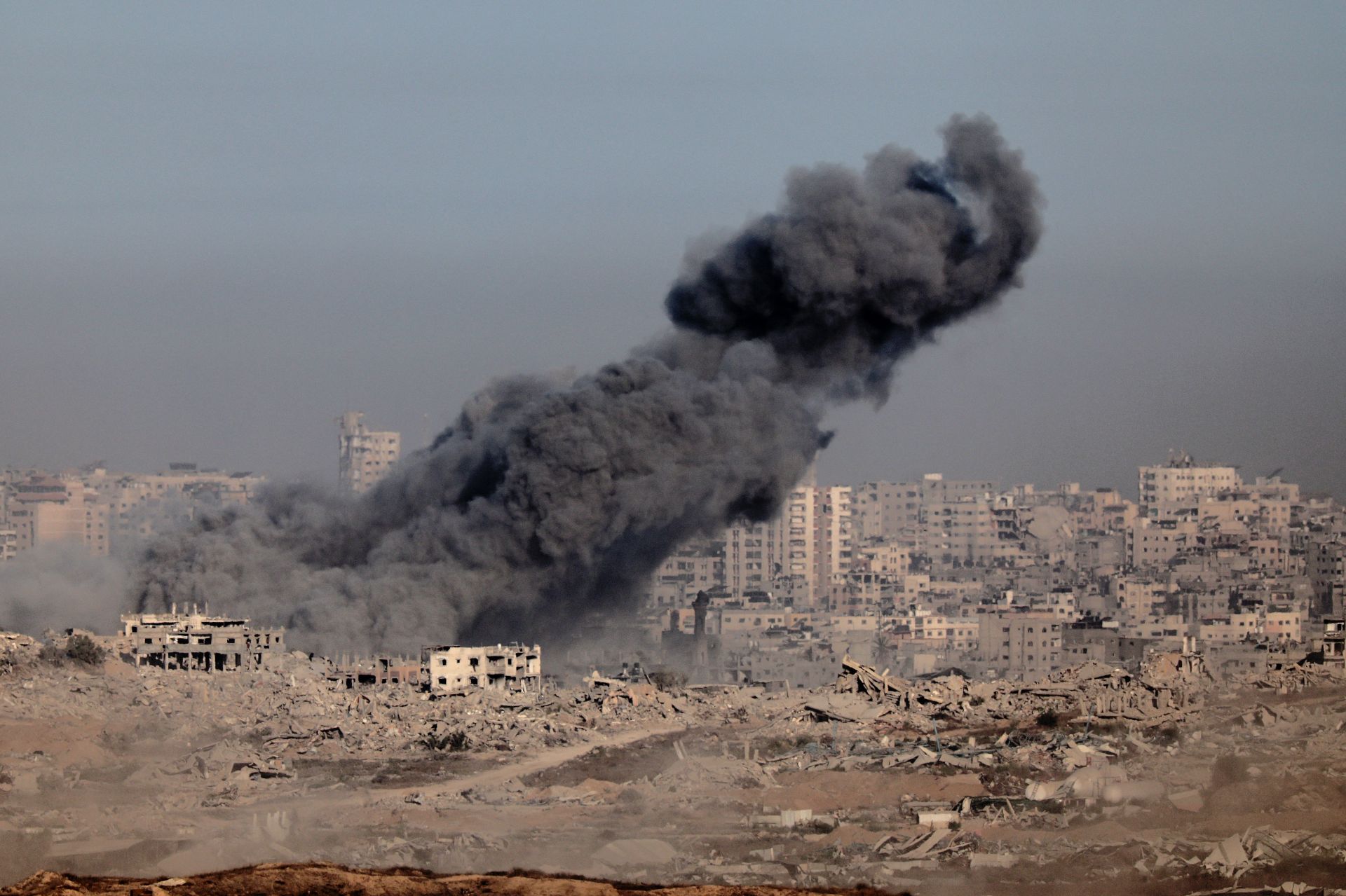 Gaza: la Défense civile annonce la mort de 26 Palestiniens près de centres d'aide