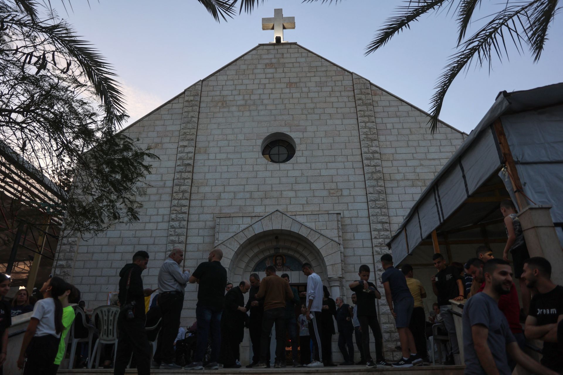 Une frappe sur l'église catholique de Gaza fait deux morts, selon la Défense civile