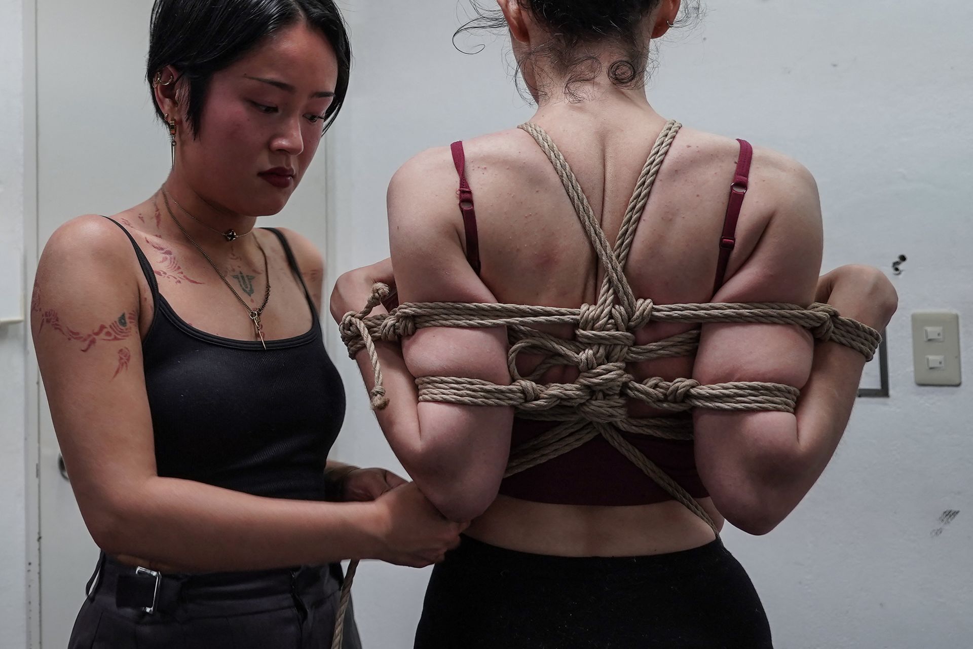 «Créer du lien»: un artiste japonais noue les espaces et les corps avec des cordes