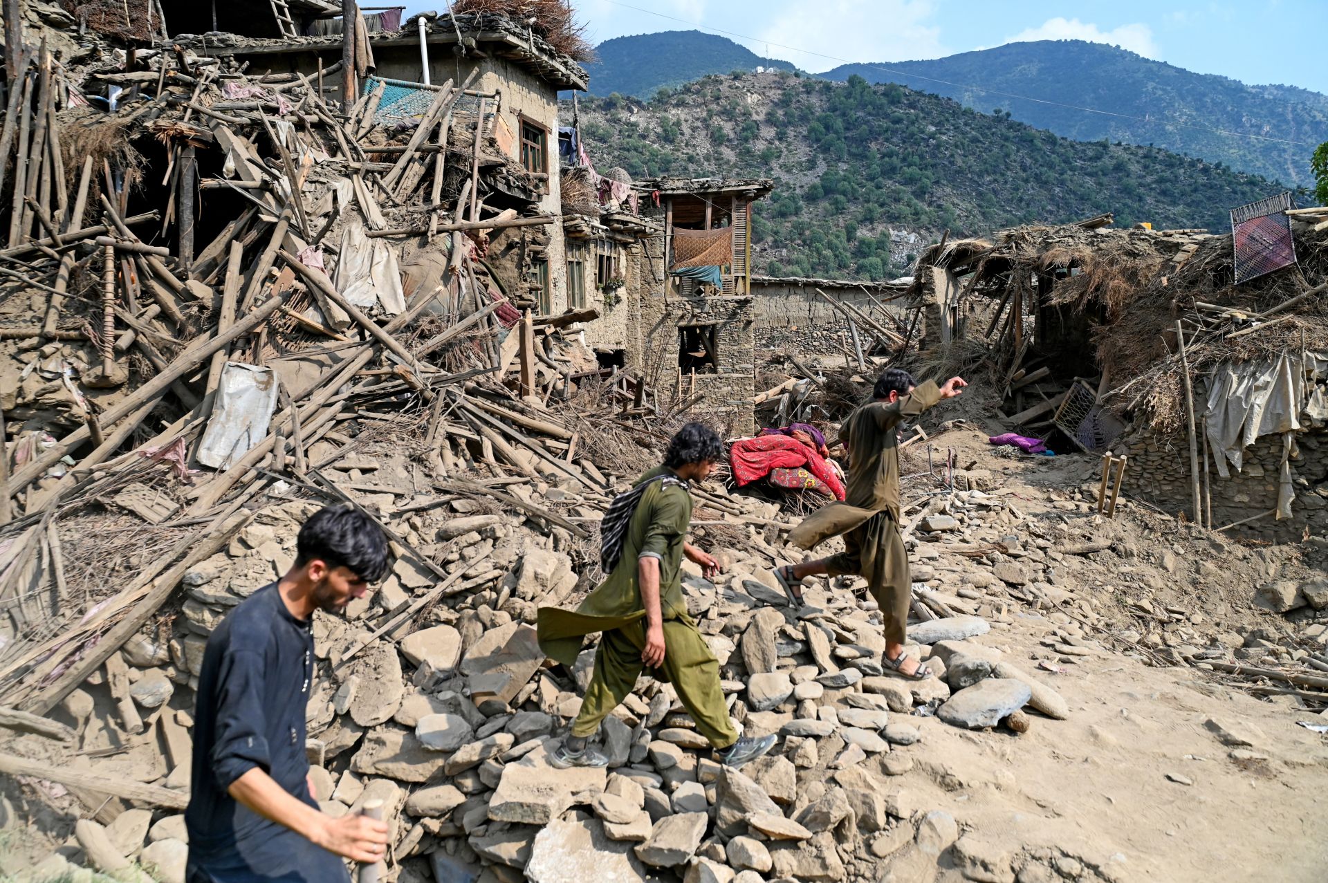 Le bilan s'alourdit après le séisme en Afghanistan, plus de 900 morts