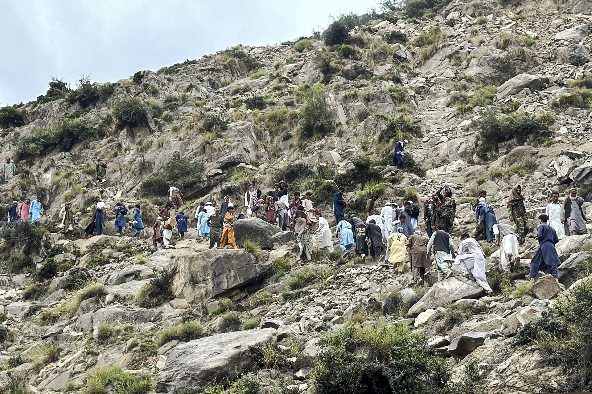 Séisme en Afghanistan: l'aide tarde malgré des besoins considérables