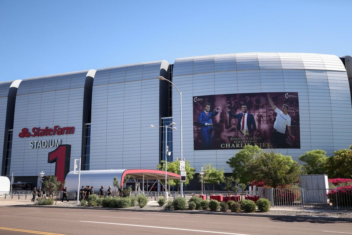La galaxie trumpiste se réunit pour l'hommage à Charlie Kirk en Arizona