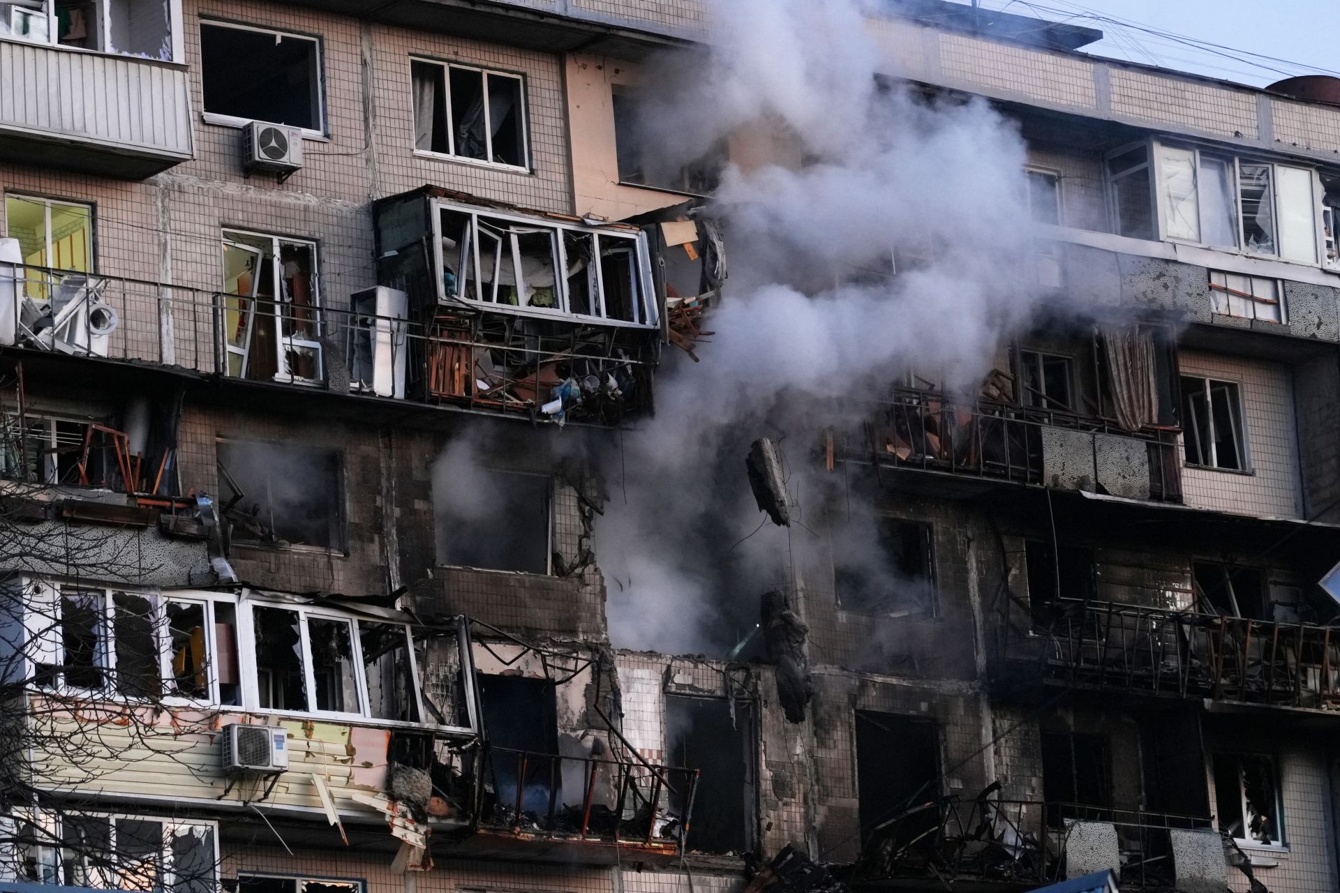 Ukraine: quatre morts dans une attaque russe d'ampleur, notamment sur Kiev, dit Zelensky