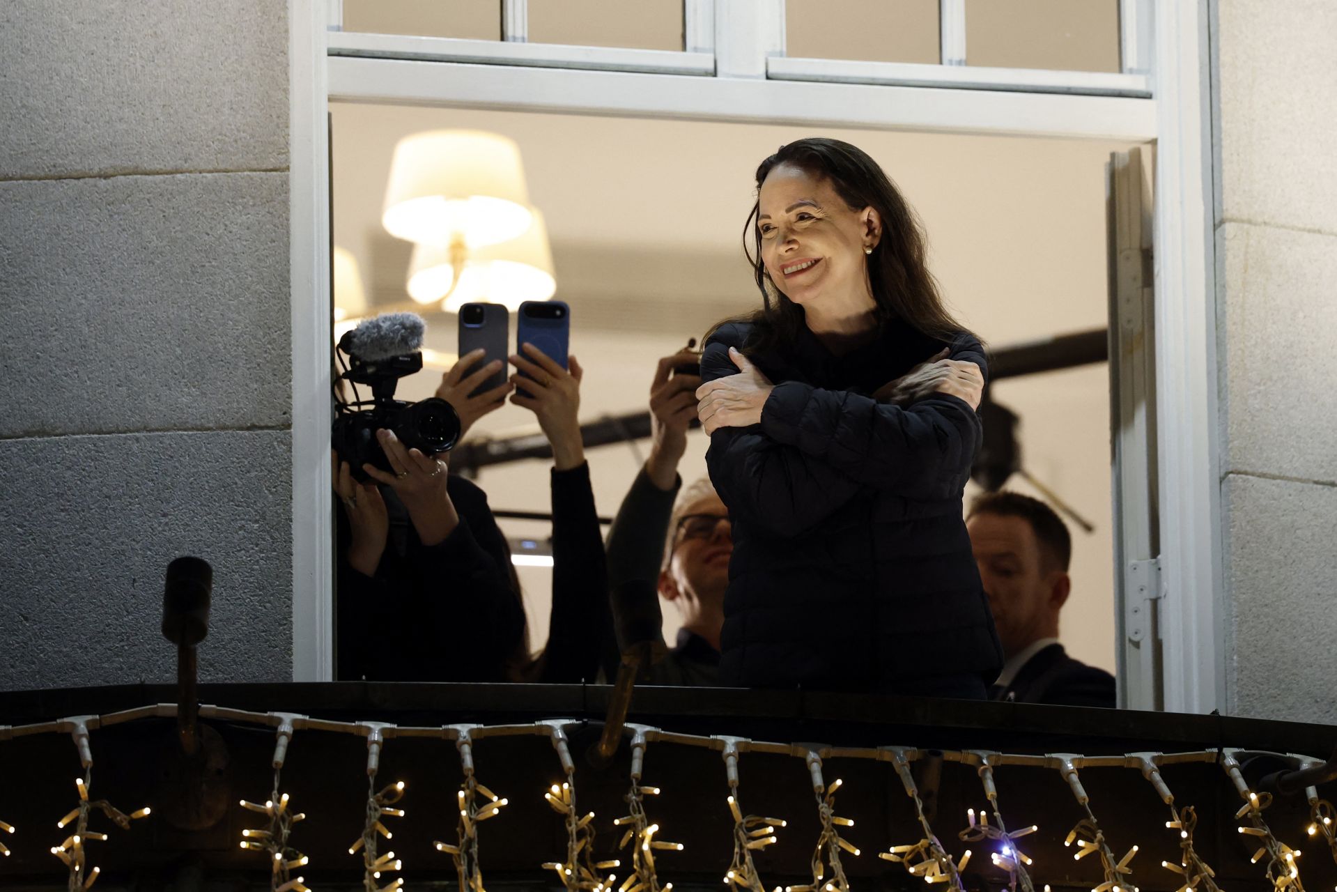 L'opposante vénézuélienne Machado réapparaît à Oslo après presque un an de clandestinité