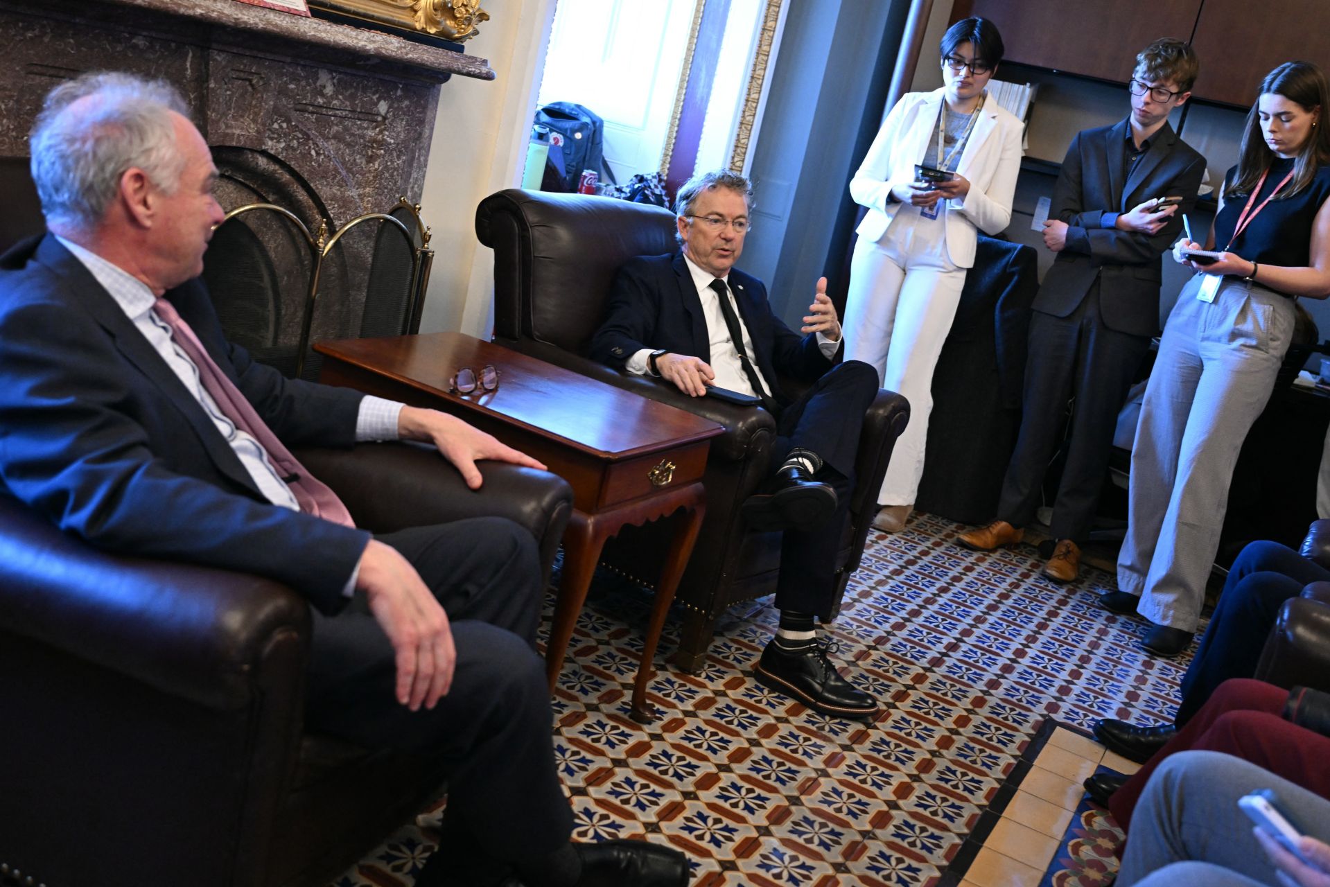 Des sénateurs républicains rejoignent les démocrates pour limiter les pouvoirs militaires de Trump au Venezuela