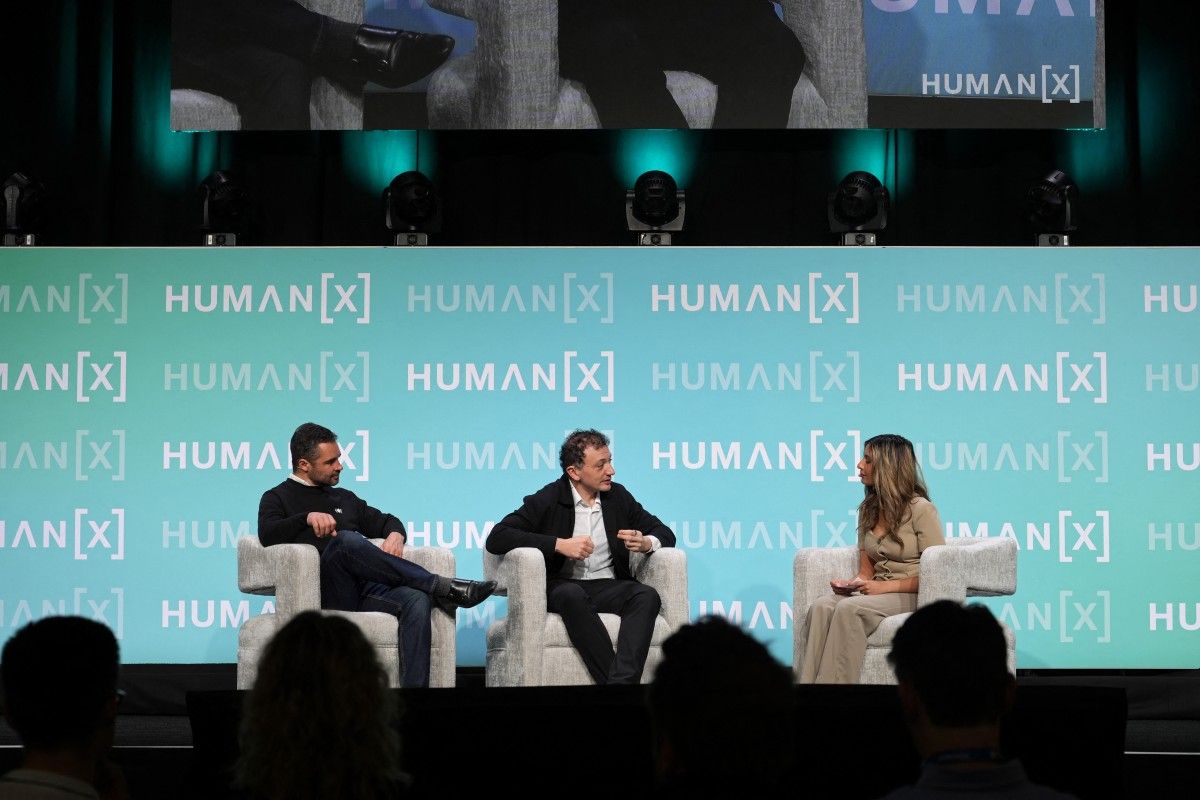 Révolution du travail avec l'IA: faut-il «arrêter d'embaucher des humains»?