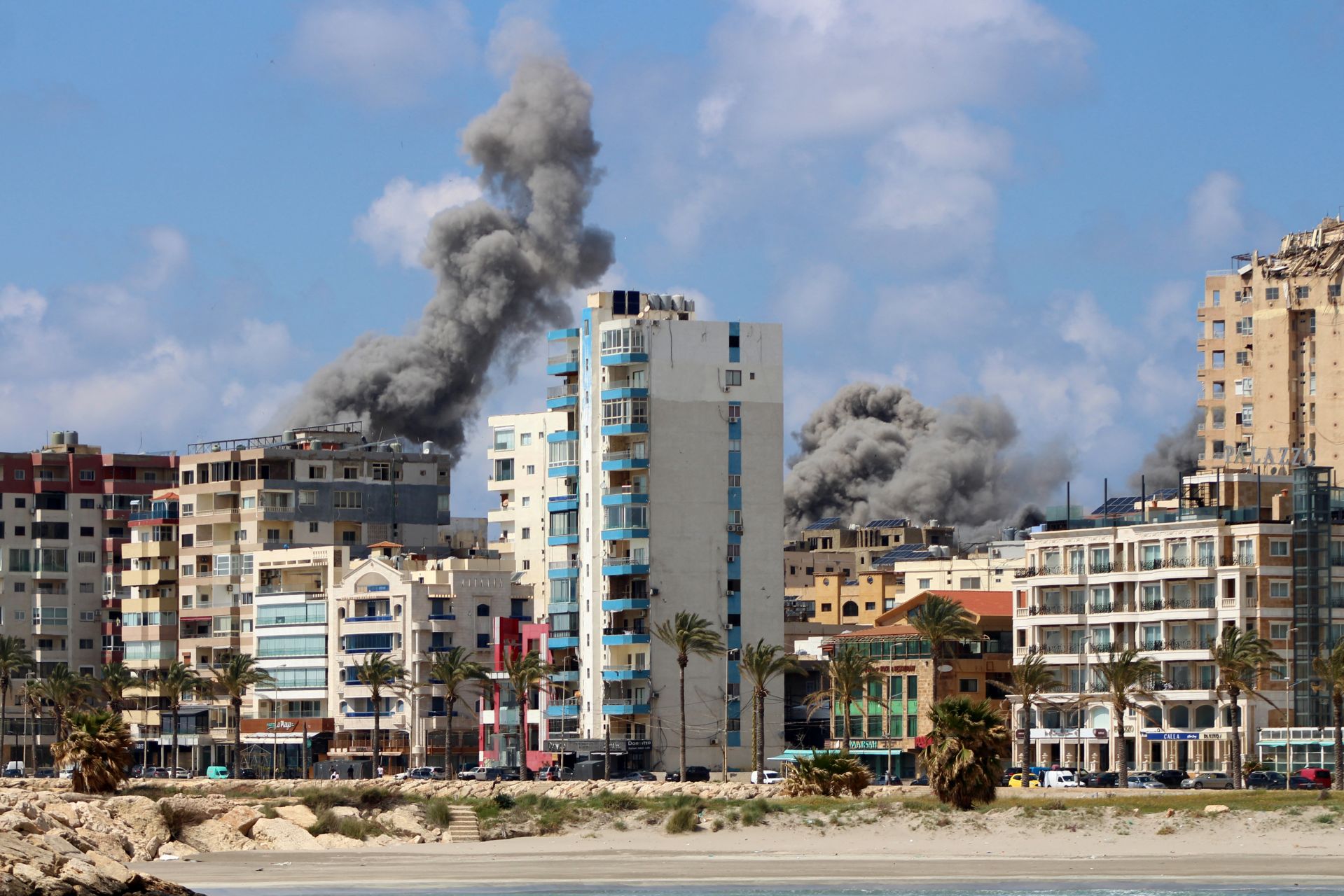 Israël bombarde le Liban, fragilisant la trêve avec l'Iran