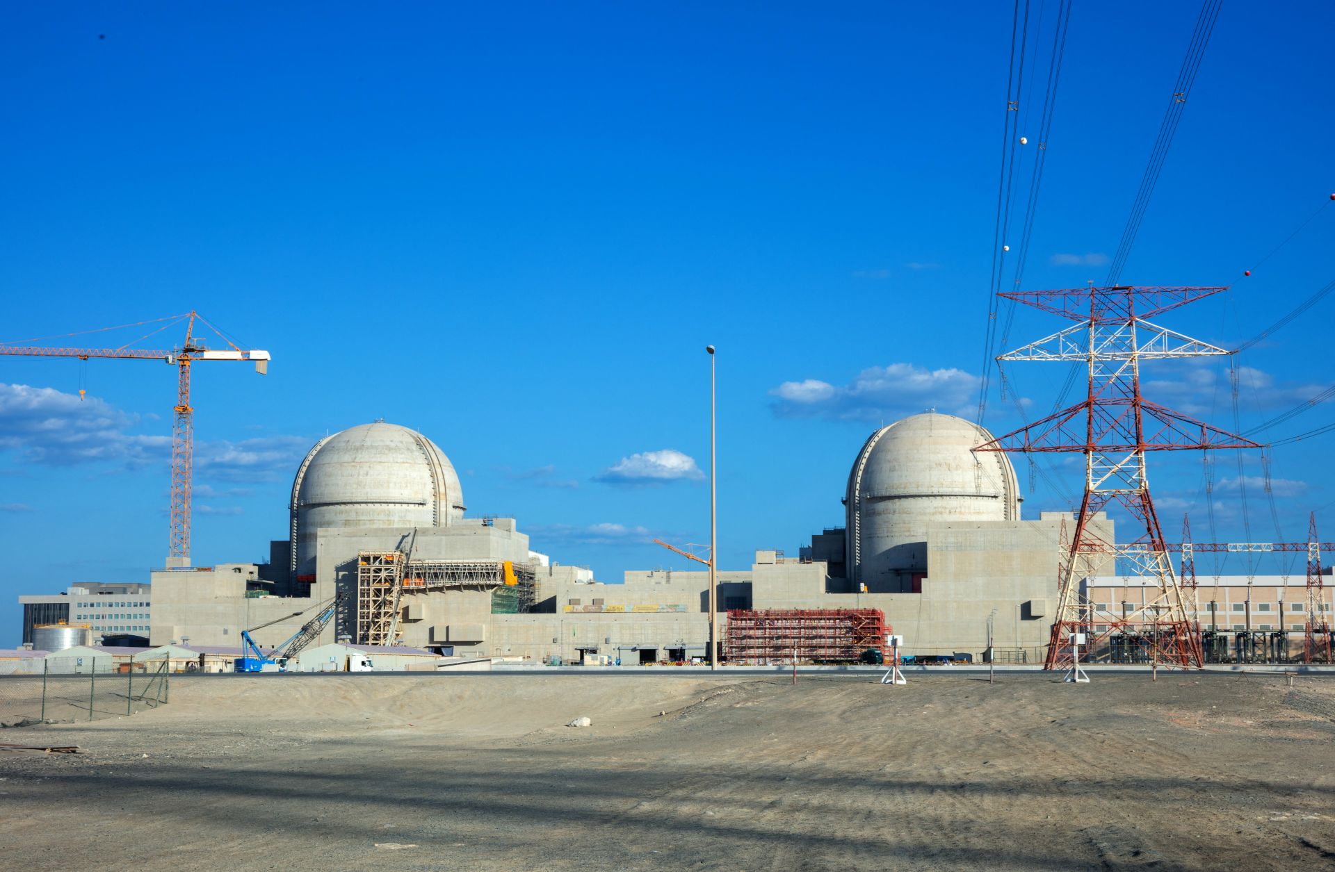 Émirats: incendie après une frappe de drone près de la centrale nucléaire de Barakah