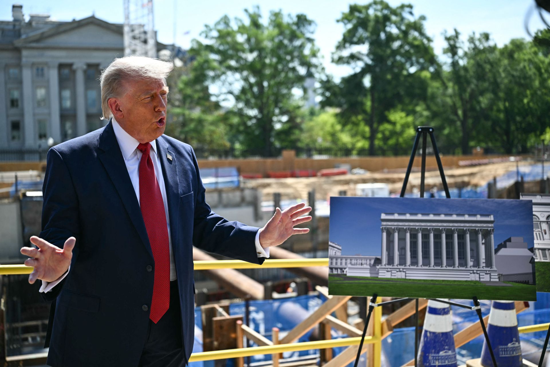 Trump fait visiter le chantier de la future salle de bal de la Maison Blanche