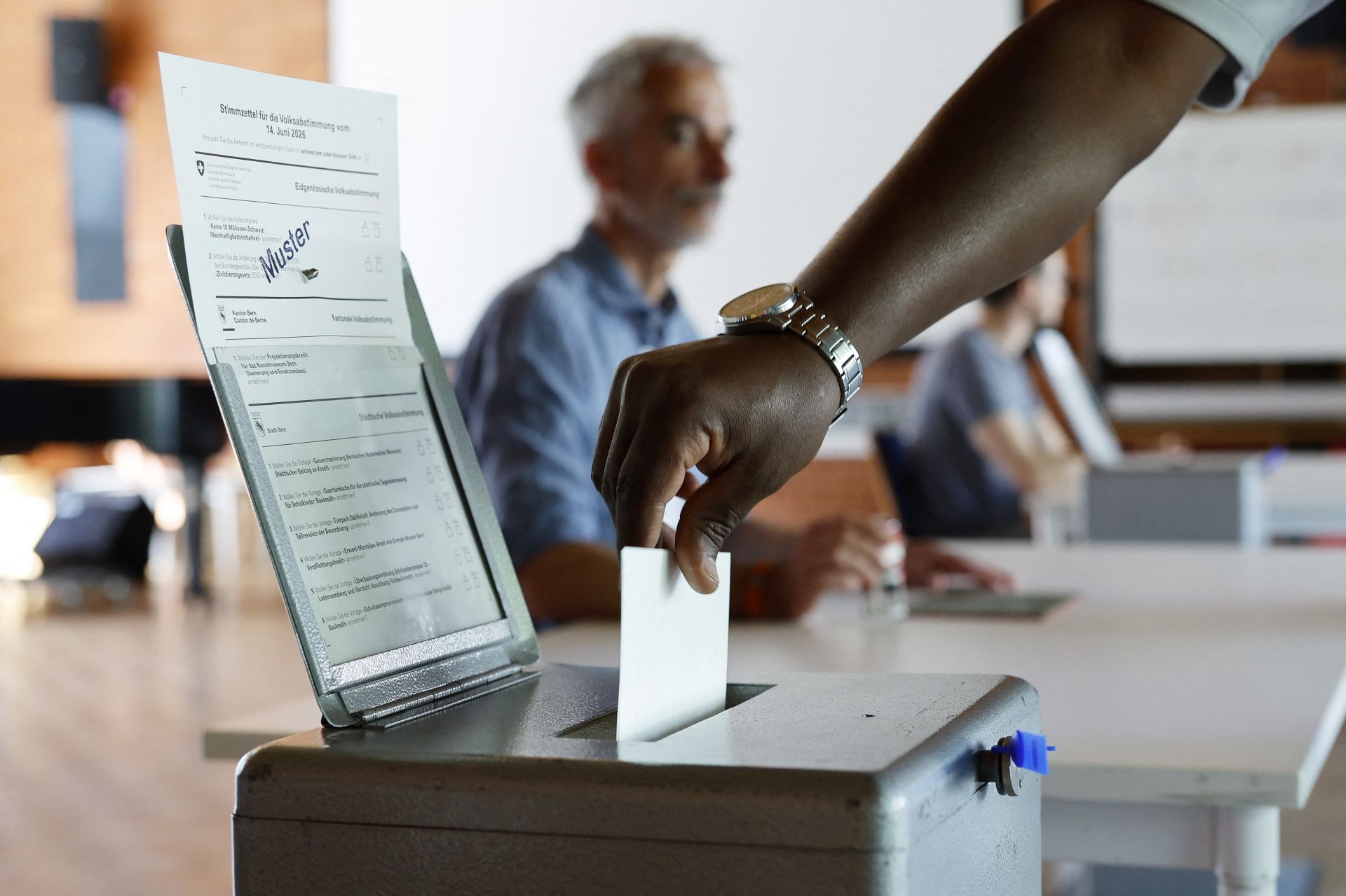 Les Suisses rejettent l'initiative anti-immigration, selon les projections