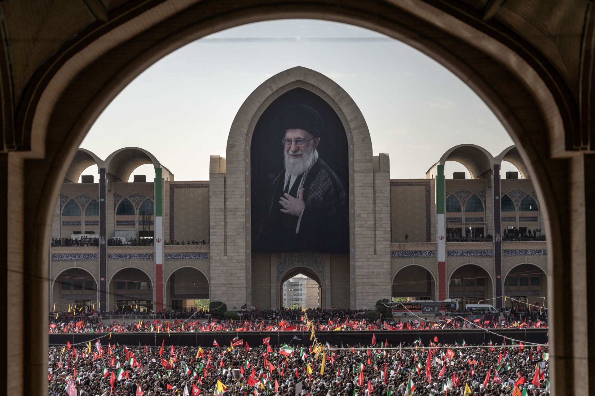 Début de l'hommage public à Khamenei, des milliers d'Iraniens affluent sur le site des funérailles
