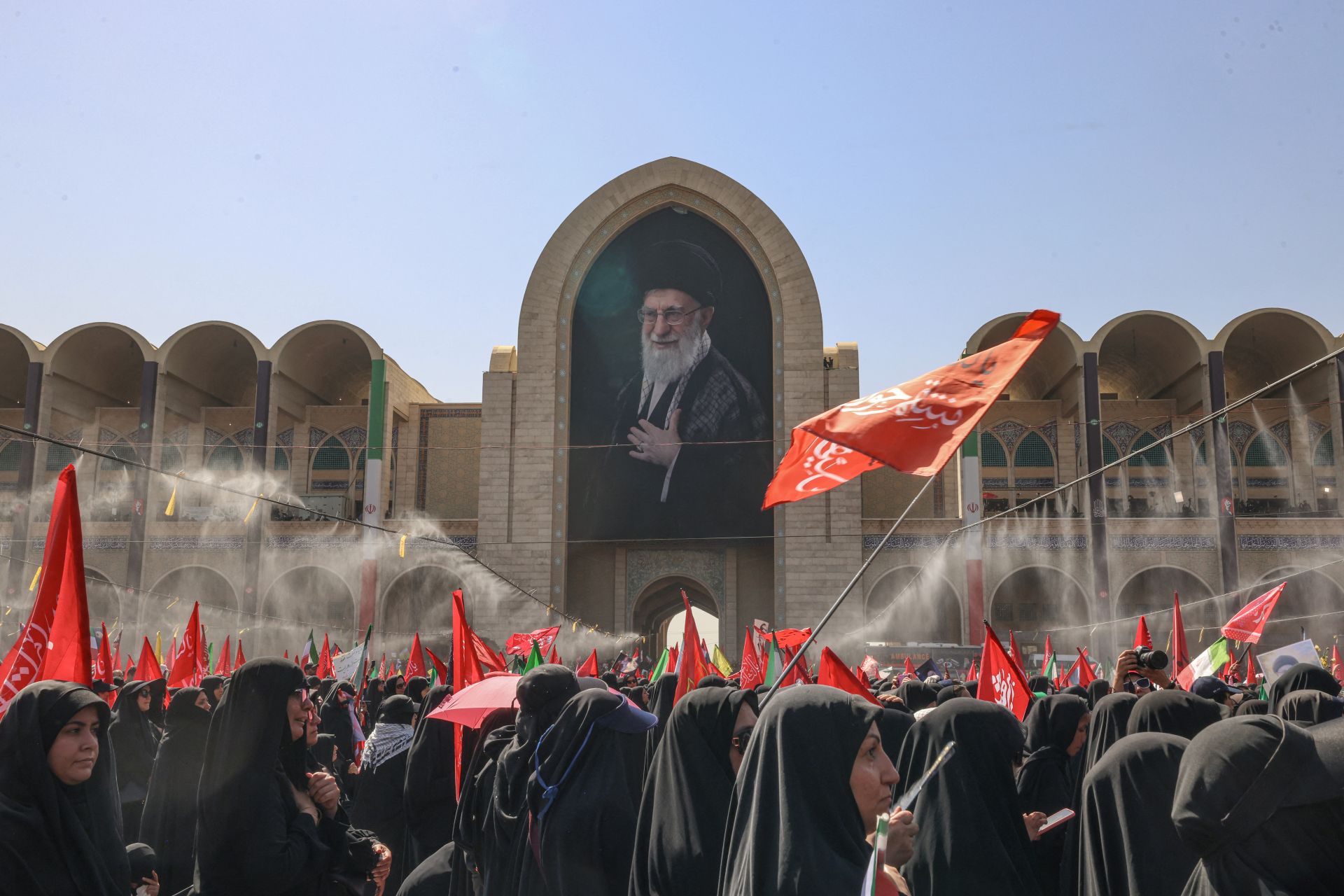 À Téhéran, grande prière pour les funérailles de Khamenei mais sans son fils Mojtaba