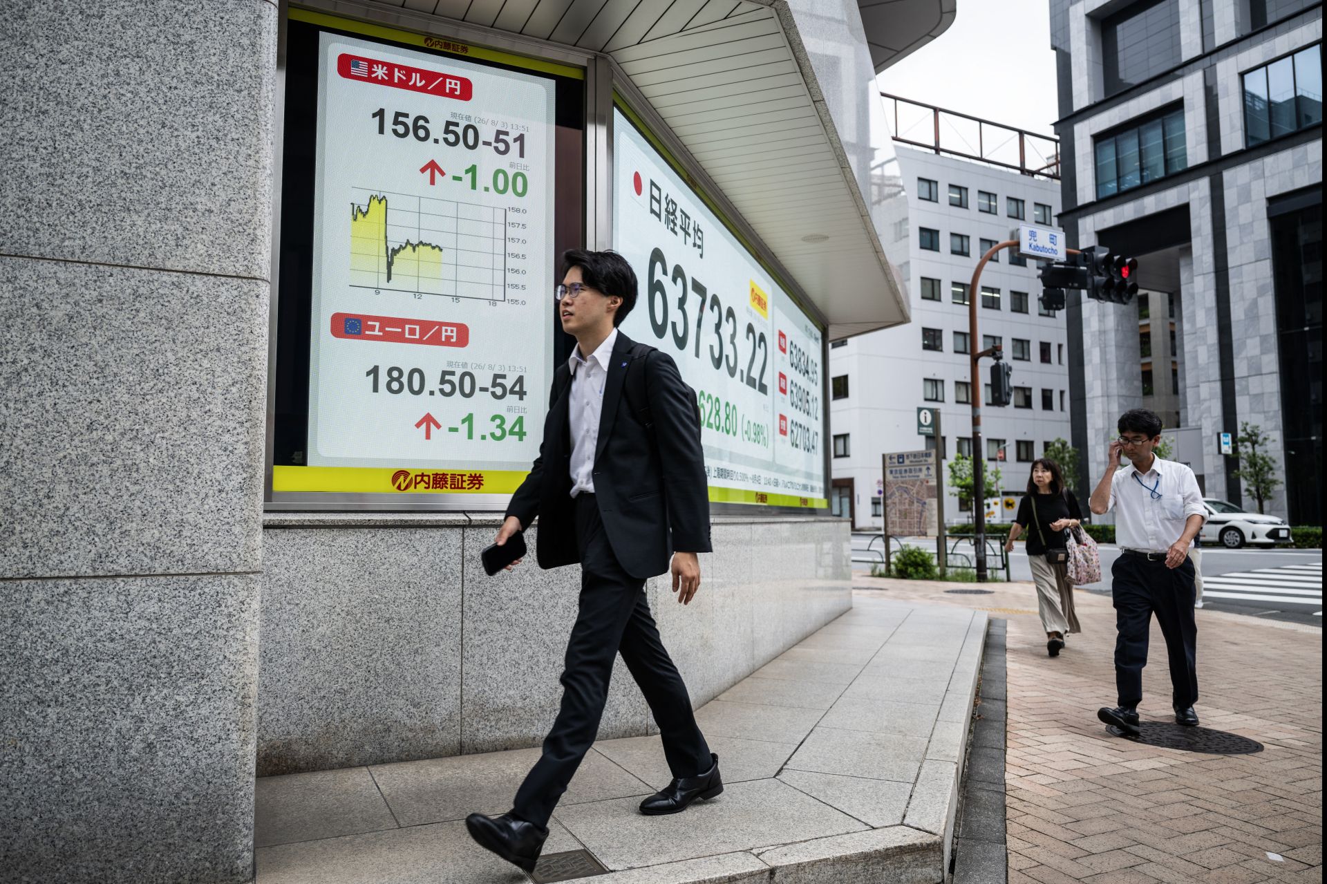 Petite baisse du dollar avec l'anticipation d'un accord sur le détroit d'Ormuz