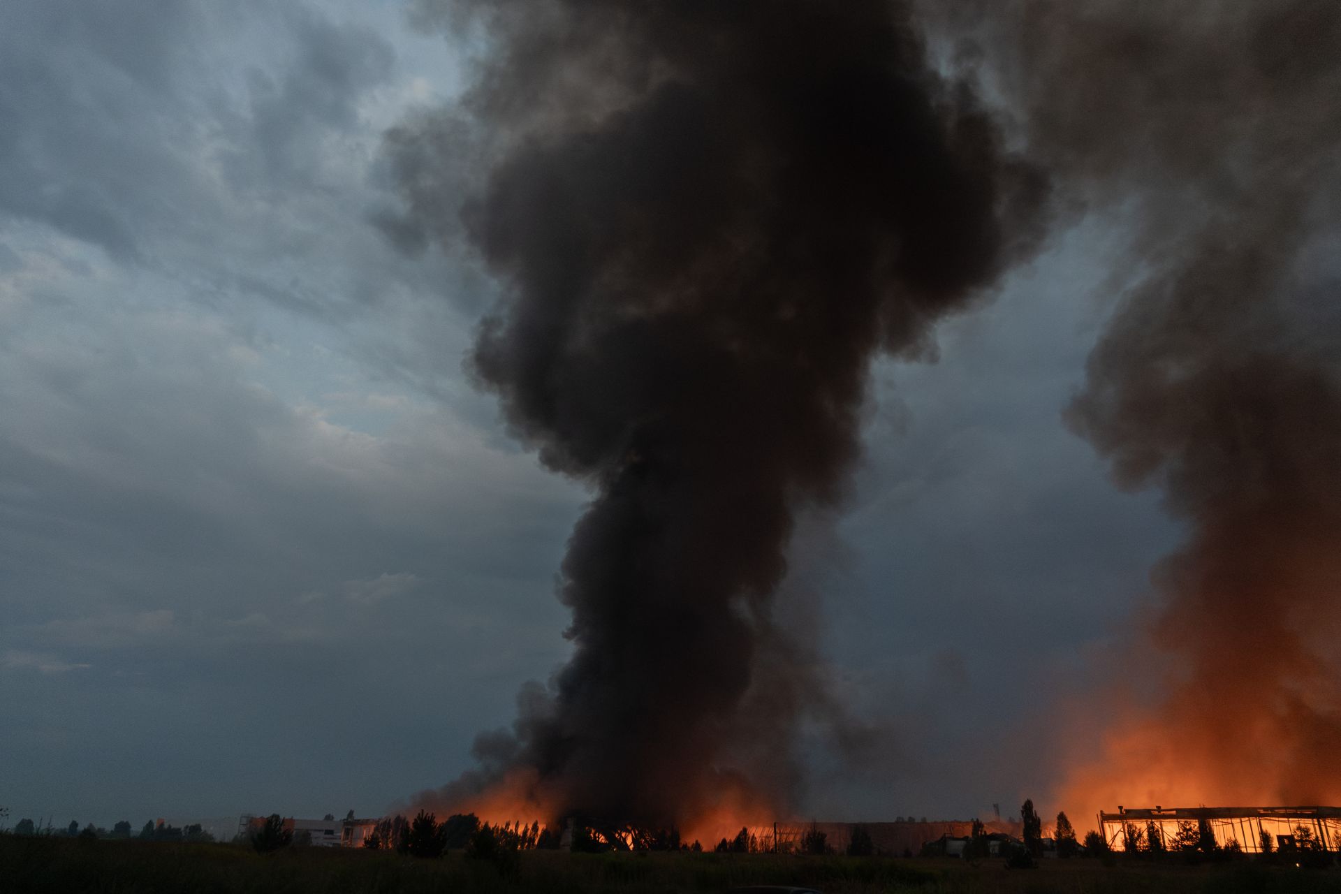 Ukraine: des frappes russes font 15 morts à Kiev et dans ses environs, des entrepôts touchés