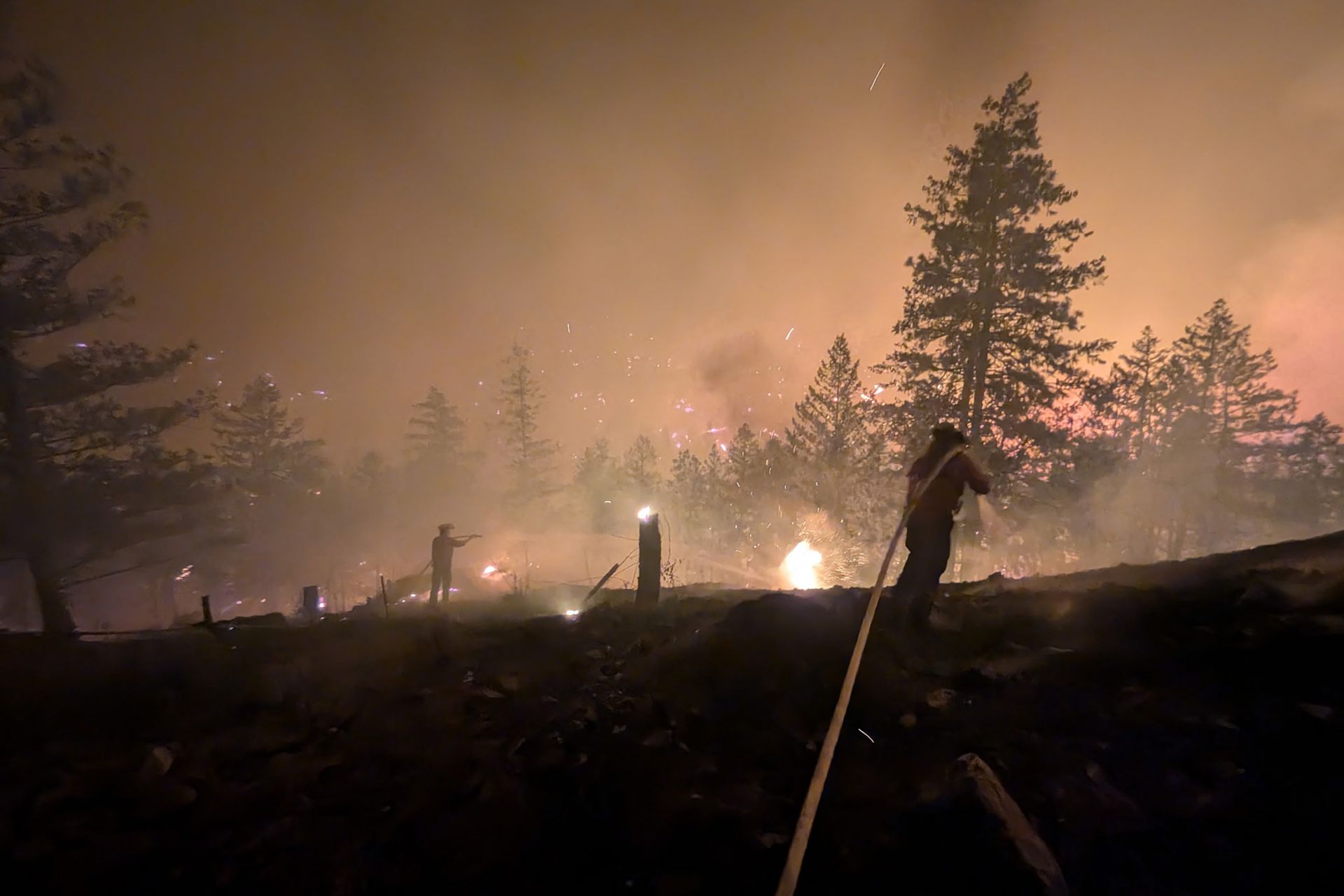 Vaste feu de forêt dans l'ouest du Canada: 20.000 évacués, l'état d'urgence déclaré