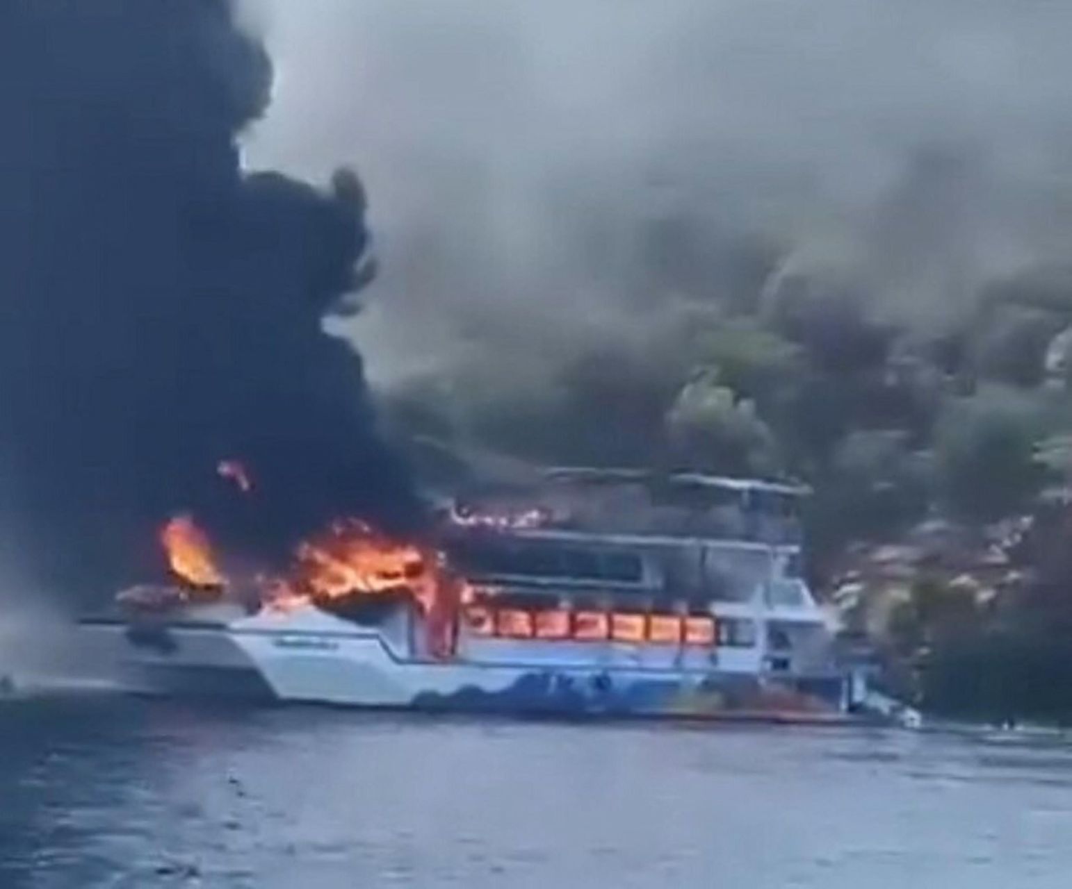 Turquie: plus de 100 passagers évacués d'un bateau pour enfants en flammes