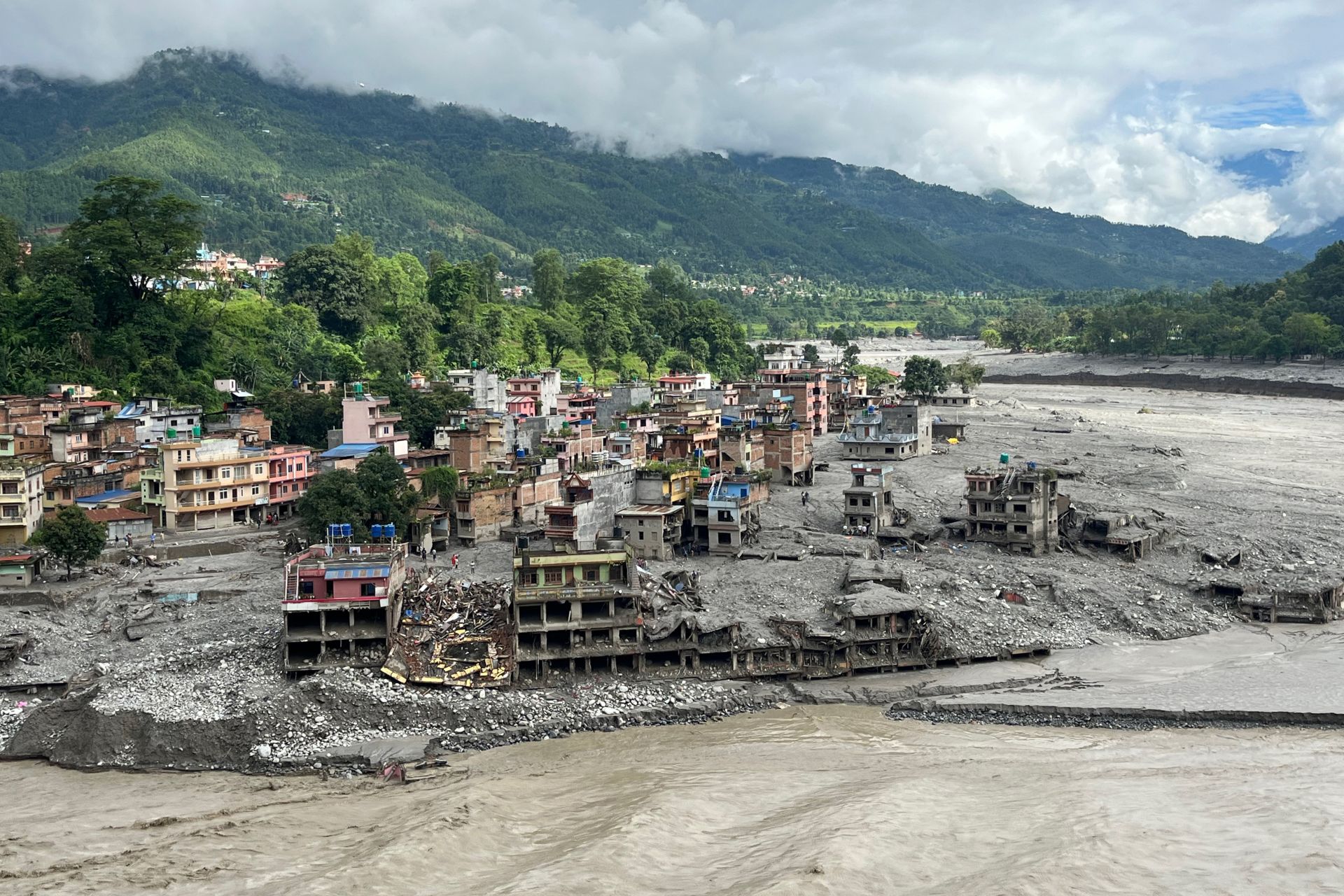 Le bilan de la crue dans l'Himalaya dépasse la barre des 1.000 morts, les secours toujours à la tâche