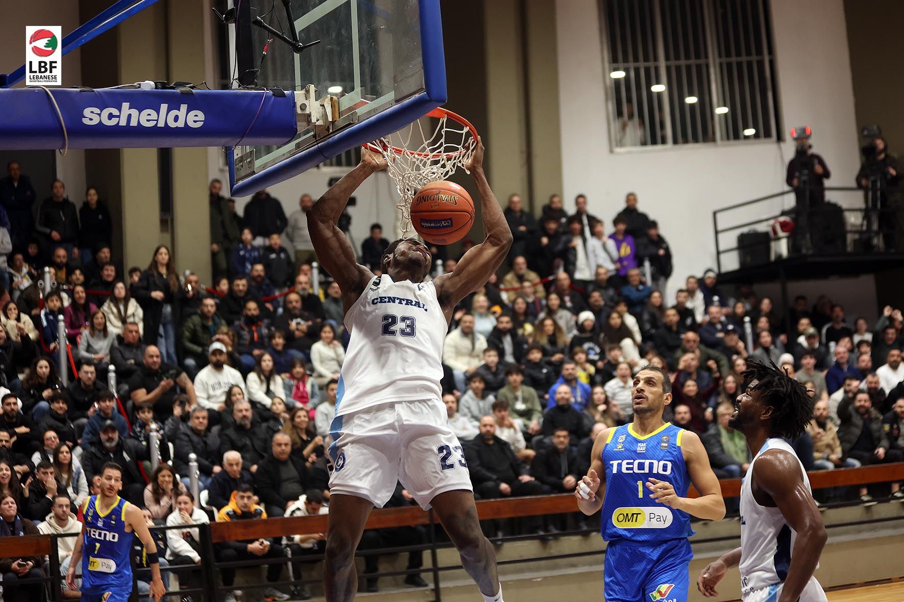 Basket: festival offensif du Riyadi, le Club Central explose en plein vol