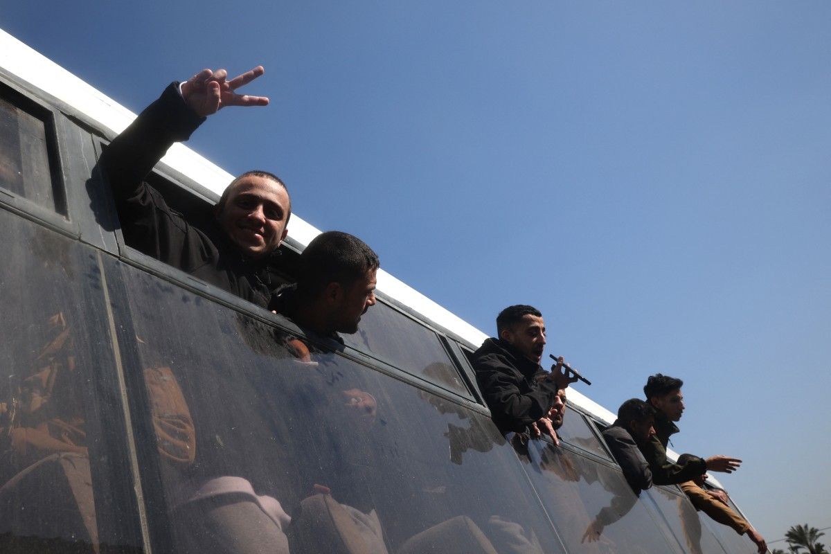 Un bus de détenus palestiniens libérés par Israël arrive à Ramallah en Cisjordanie