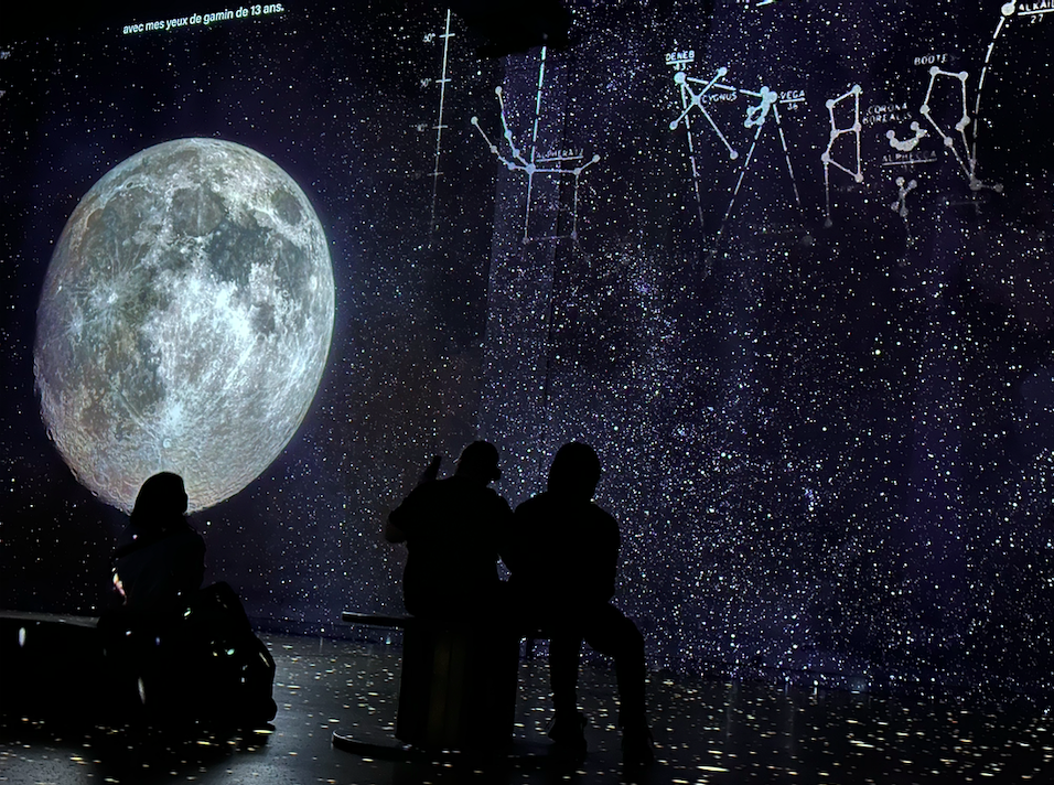 L’Atelier des Lumières décroche la Lune: une odyssée immersive signée Tom Hanks