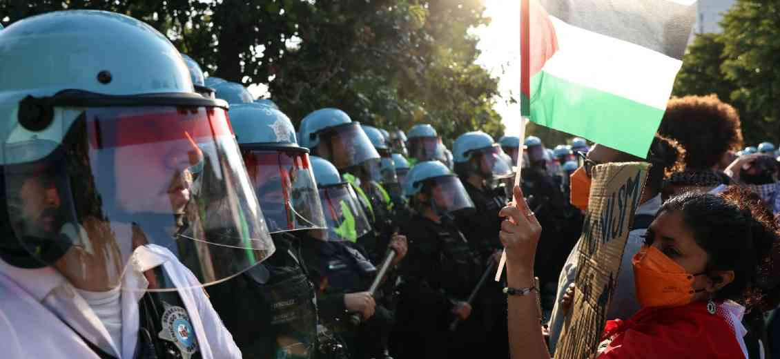 Des manifestants propalestiniens franchissent la clôture de la convention démocrate à Chicago