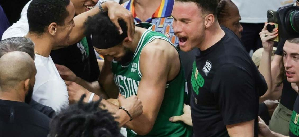 NBA: Boston, sauvé par Derrick White à Miami, tout près d'un renversement historique