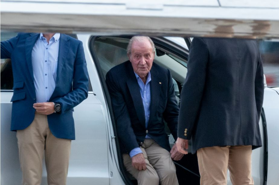 Bourbon en exil, Juan Carlos Ier visite l'Espagne