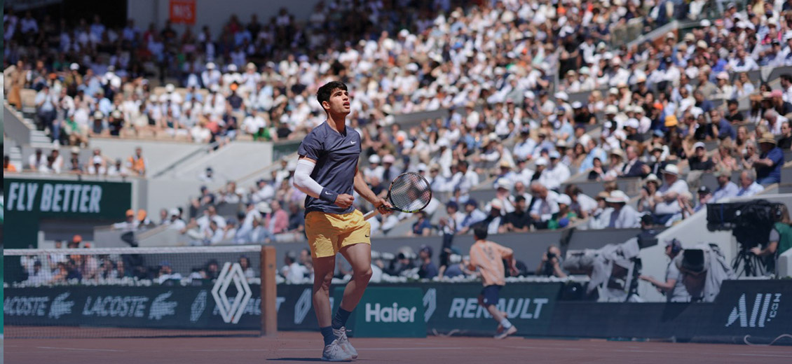 Roland-Garros: Alcaraz en finale après un bras de fer brinquebalant contre Sinner